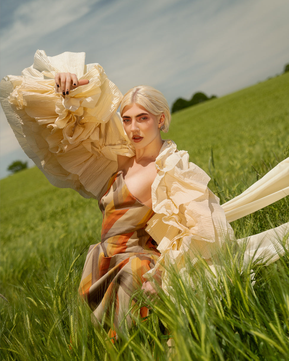 Demascaré - Sustainable Luxury Woman's Fashion - Packaging - Model in a field with no sunscreen